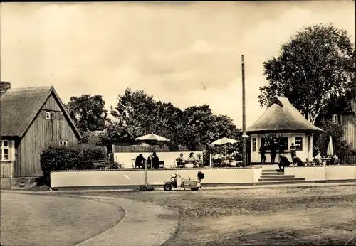 Ak Wieck Darß, Sommerterrasse, Kiosk, parkendes Moped