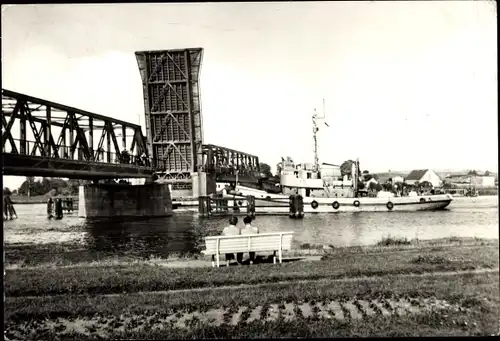 Ak Wolgast in Mecklenburg Vorpommern, Am Hafen, Brücke, Schiffe