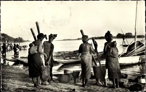 Ak Afrique Occidentale Francaise, Zubereitung der Mahlzeit am Ufer des Niger