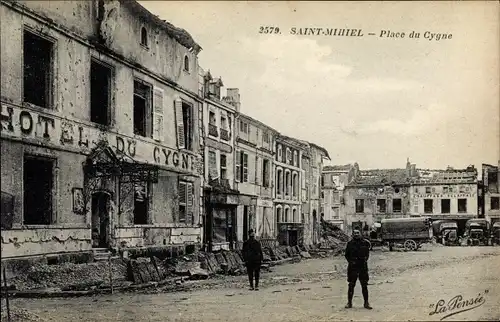 Ak Saint Michel Meuse, Place du Cygne, Hotel du Cygne