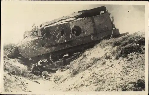 Foto Ak Zerschossener Panzer auf dem Schlachtfeld, 1. WK