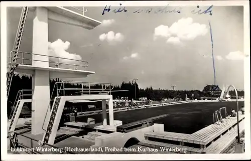 Ak Winterberg im Hochsauerlandkreis, Freibad beim Kurhaus, Sprungturm