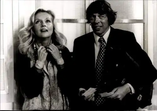 Foto Filmszene Die Filzlaus, F / It 1973, Szene mit Jacques Brel und Caroline Cellier