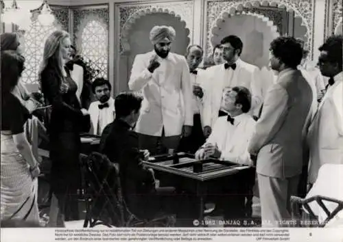 Foto Filmszene James Bond 007-Octopussy GB 1983, Kristina Wayborn, Roger Moore, Kabir Bedi