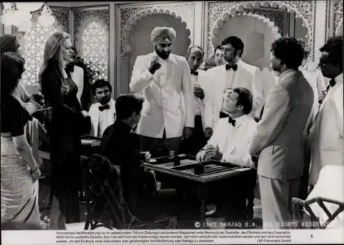 Pressefoto Filmszene, James Bond 007 Octopussy GB 1983, Kristina Wayborn, Roger Moore, Kabir Bedi