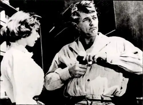 Foto Schauspieler Robert Mitchum und Gia Scala, Filmszene