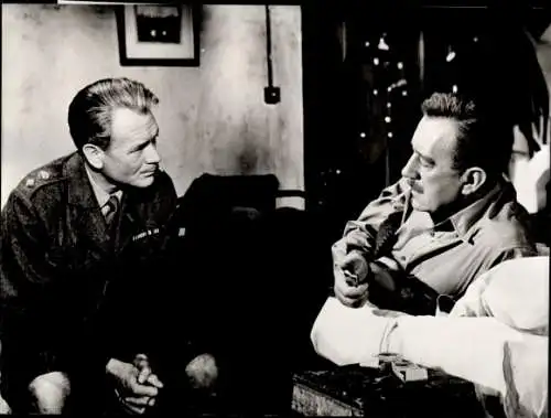 Foto Filmszene, Einst ein Held, Schauspieler John Mills und Alec Guiness