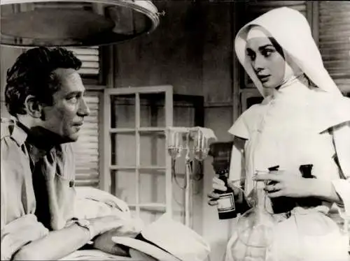 Foto Filmszene, Geschichte einer Nonne, Schauspieler Audrey Hepburn und Peter Finch