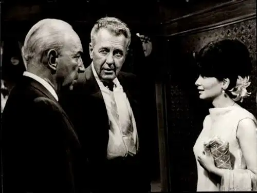 Foto Filmszene, Flug der Entscheidung, Schauspieler Ralph Bellamy, Lloyd Nolan und Suzanne Pleshette