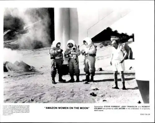 Foto Filmszene "Amazon Women on the Moon", USA 1987, Szene u.a. mit Steve Forrest, Joey Travolta
