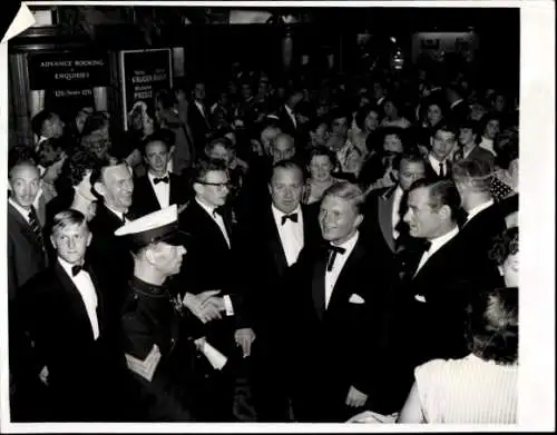 Foto Schauspieler Hardy Krüger zur Premiere des Films "Blind Date" 1959