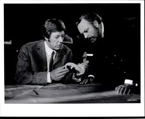 Foto Filmszene "Clues", USA 1985, Szene mit David Hartman und Donald Sinden