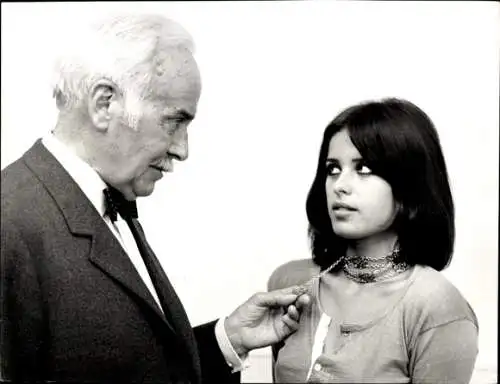 Foto Filmszene "Detektive - Ihr erster Fall war eine Frau", D 1969, Crissie Malberg, Walter Rilla