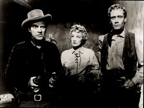 Foto Filmszene "Engel der Gejagten", USA 1951, mit Marlene Dietrich, Mel Ferrer u.a.