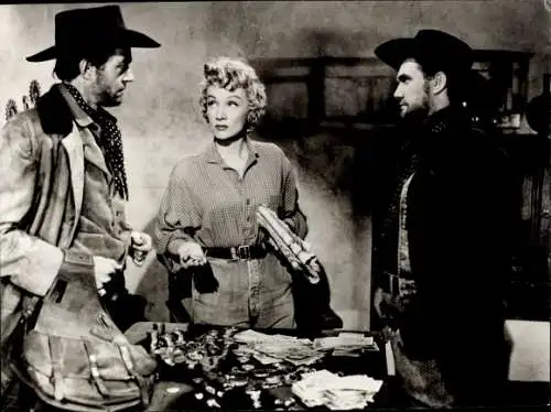 Foto Filmszene "Engel der Gejagten", USA 1951, mit Marlene Dietrich, Mel Ferrer u.a.