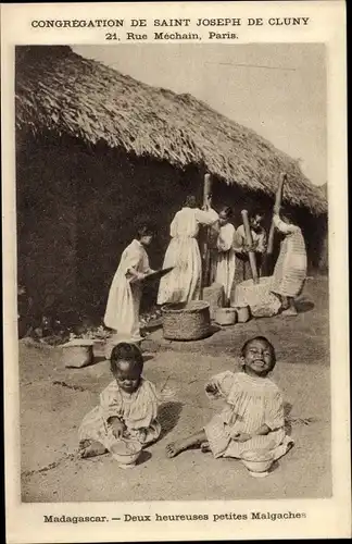 Ak Madagaskar, spielende Kinder, Frauen stampfen Getreide