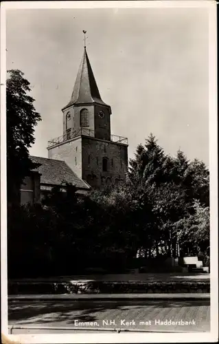 Ak Emmen Drenthe Niederlande, N. H. Kerk met Haddersbank