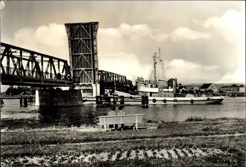 Ak Wolgast in Mecklenburg Vorpommern, Am Hafen, Brücke, Schiff