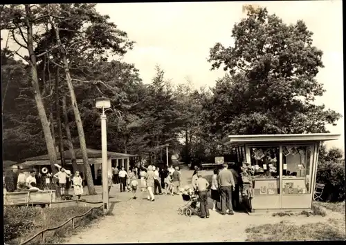 Ak Ostseebad Koserow auf Usedom, Weg zum Strand, Kiosk, Passanten