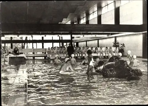 Ak Ostseebad Zinnowitz auf Usedom, Feriendienst IG Wismut, Meerwasserhallenbad, Kinderspielbecken