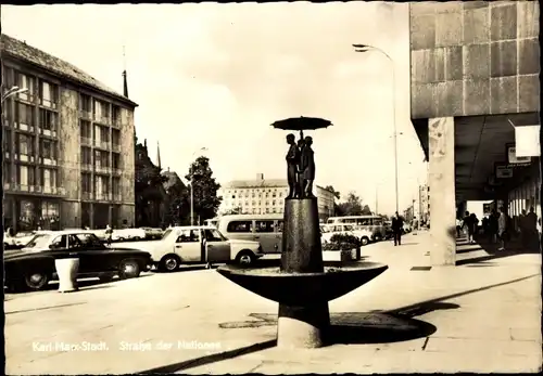 Ak Karl Marx Stadt Chemnitz Sachsen, Straße der Nationen, Brunnen, Geschäfte, Autos