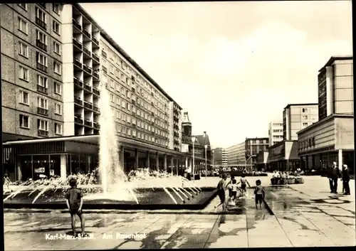 Ak Karl Marx Stadt Chemnitz in Sachsen, Am Rosenhof, Springbrunnen, Wasserspiel, Passanten