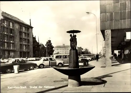 Ak Karl Marx Stadt Chemnitz Sachsen, Straße der Nationen, Brunnen, Geschäfte, Autos