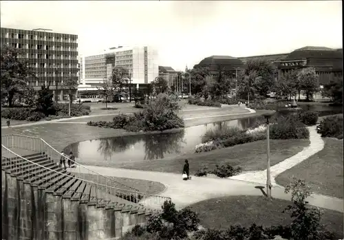 Ak Leipzig in Sachsen, Schwanenteich, Hauptbahnhof, Interhotel Stadt Leipzig