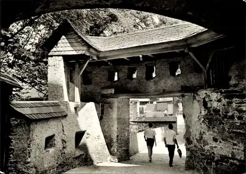 Ak Burgk Schleiz in Thüringen, Schloss Burgk an der Saale, Wehrgang