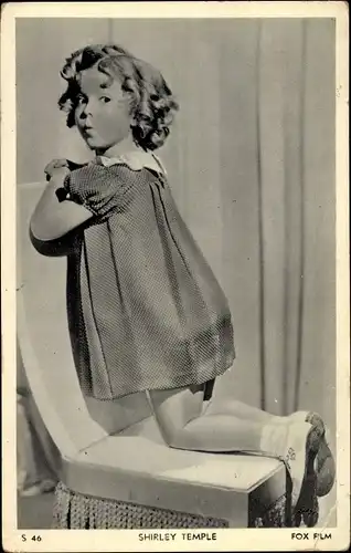 Ak Schauspielerin Shirley Temple, Portrait auf Stuhl, Fox Film, S 46