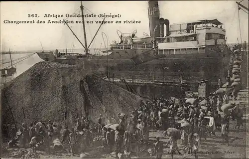 Ak Senegal, Erdnüsse auf eine Winnower im Fluss laden