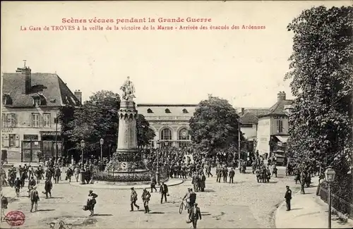 Ak Troyes Aube, La Gare a la veille de la victoire de la Marne, Arrivée des evacués des Ardennes