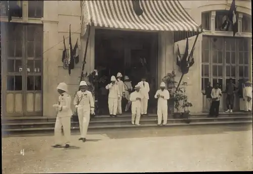 Foto Vietnam, Männer vor einem Gebäude