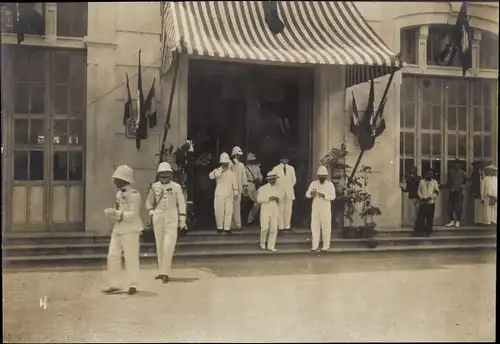 Foto Vietnam, Männer vor einem Gebäude