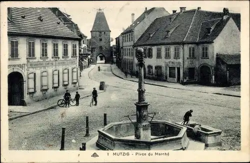 Ak Mutzig Bas Rhin, Place du Marche, Brunnen, Tor, Passanten