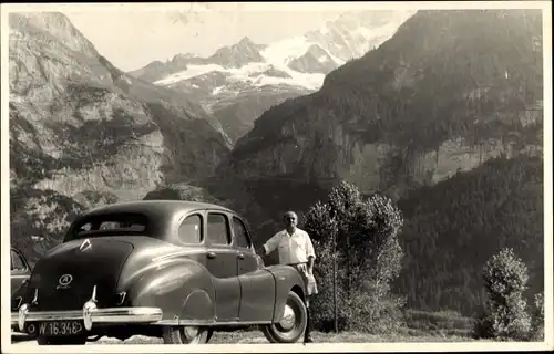 Foto Ak Mann neben einem Automobil im Gebirge, Austin A 70, KFZ Kennz. W 16.348