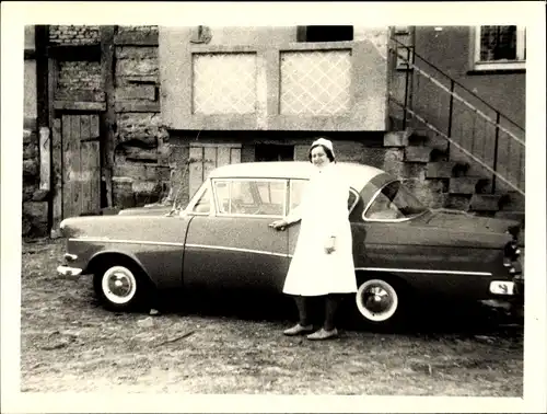 Foto Frau vor einem Automobil, Opel Rekord, 1964