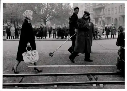 Foto Filmszene Das kunstseidene Mädchen, D / F 1959, J. Duvivier, G.Masina, G. Knuth, G. Fröbe