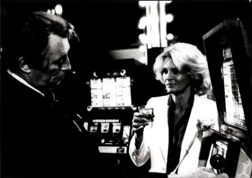 Foto Filmszene Tote kriegen keine Post, USA 1982, Szene mit Angie Dickinson und Robert Mitchum