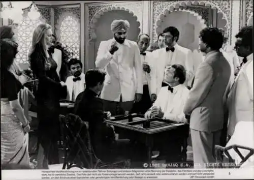 Pressefoto Filmszene, James Bond 007 Octopussy GB 1983, Kristina Wayborn, Roger Moore, Kabir Bedi