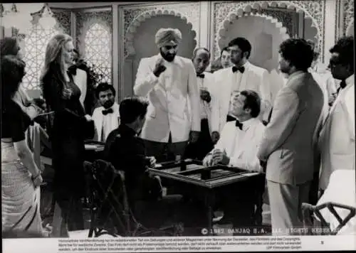 Pressefoto Filmszene, James Bond 007 Octopussy GB 1983, Kristina Wayborn, Roger Moore, Kabir Bedi