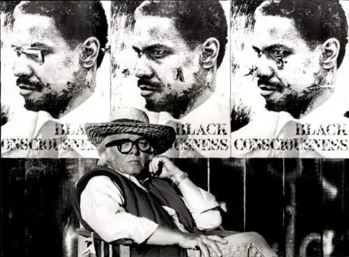 Foto Regisseur Sir Richard Attenborough vor Plakaten von Stephen Biko, Schrei nach Freiheit