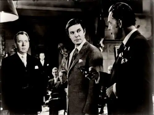 Foto Filmszene, Vergiss oder stirb, Schauspieler Louis Jourdan, Alexander Knox und Terence Alexander