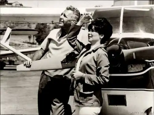 Foto Filmszene, Flug der Entscheidung, Schauspieler Ralph Bellamy und Suzanne Pleshette