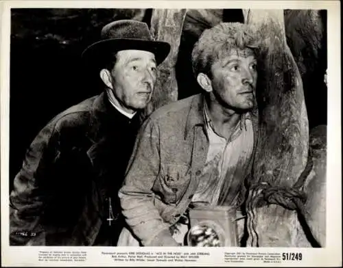 Foto Filmszene "Age in the Hole", USA 1951, Szene mit Kirk Douglas und Bob Arthur
