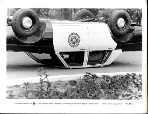 Foto Filmszene aus Police Academy, Auto auf dem Dach