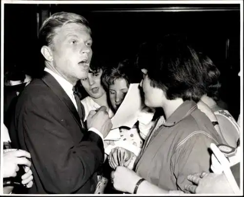 Foto Schauspieler Hardy Krüger zur Premiere des Films "Blind Date" 1959