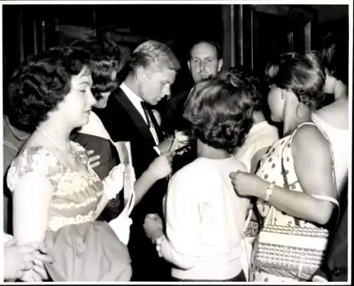 Foto Schauspieler Hardy Krüger zur Premiere des Films "Blind Date" 1959