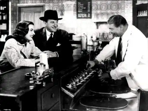 Foto Filmszene "Onkel Harrys seltsame Affäre", USA 1945, Szene mit George Sanders, Ella Raines u.a.