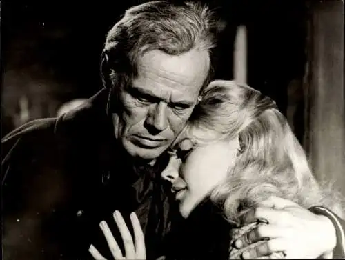 Foto Filmszene "Cheyenne", USA 1963, Szene mit Carroll Baker und Richard Widmark.